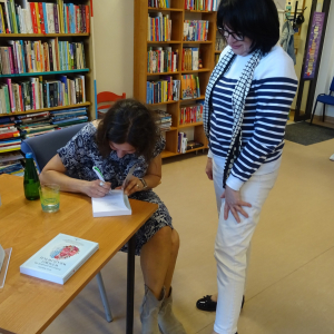 Beata Mąkolska składa autograf.
