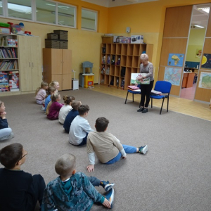 Bibliotekarka opowiada uczniom o książkach.