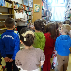 Uczniowie zwiedzają bibliotekę.