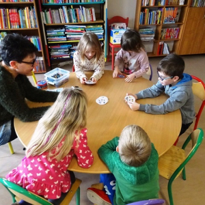 Bibliotekarka gra z dziećmi w grę.