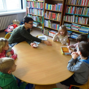 Bibliotekarka gra z dziećmi w grę.