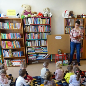 Bibliotekarka czyta przedszkolakom. 