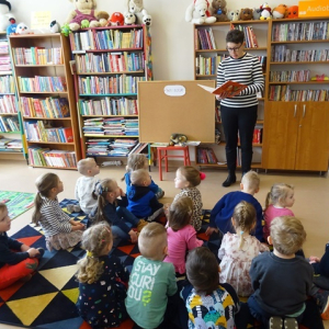 Bibliotekarka czyta dzieciom.