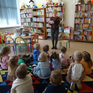 Przedszkolaki w bibliotece.