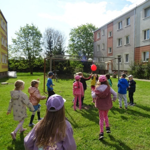 Przedszkolaki znajdują czerwony balon.