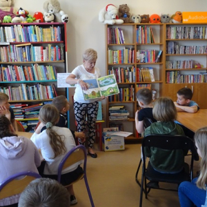 Bibliotekarka opowiada o książce dla dzieci.