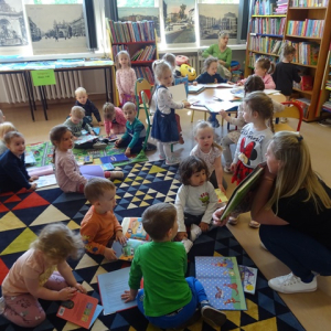 Dzieci oglądają książeczki w bibliotece w Przedszkolu w Przecławiu