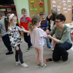 Dzieci otrzymują na rączce okolicznosciową pieczątkę Tygodnia Bibliotek.