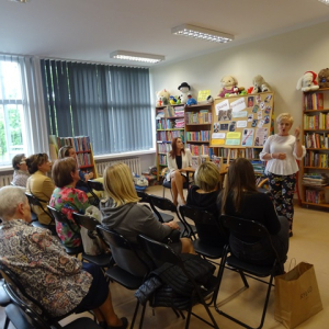 Bibliotekarka przedstawia pisarkę.