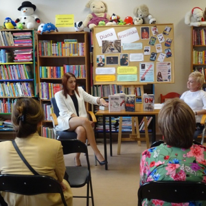 Bibliotekarka rozmawia w Dianą Brzezińską.