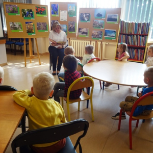 Bibliotekarka czyta dzieciom książkę.