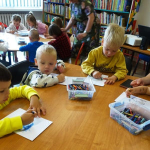 Przedszkolaki kolorują samochód dla taty.