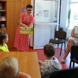 Pani Ula z przedszkolakami w bibliotece w Kołbaskowie. 