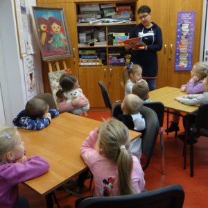 Bibliotekarka czyta Jeżykom opowiadanie.