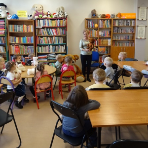 Bibliotekarka opowiada przedszkolakom o niedżwiadkach.