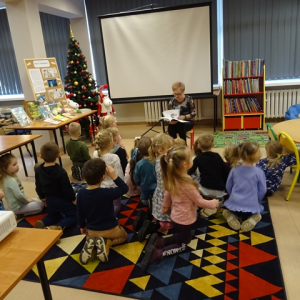 Bibliotekarka czyta dzieciom przygody Muminków