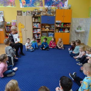 Bibliotekarka pokazuje książkę o kotach