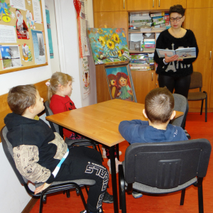 Bibliotekarka czyta dzieciom książkę