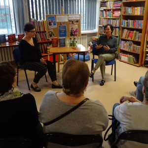 Bibliotekarka rozmawia z pisarką o jej twórczości