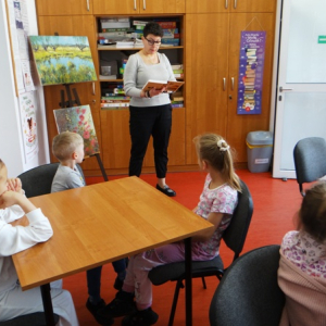 Bibliotekarka czyta dzieciom książkę