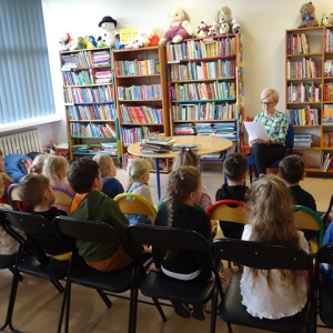 Bibliotekarka czyta dzieciom opowiadanie