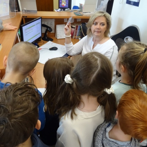 Przedszkolaki przy stanowisku pracy bibliotekarza.