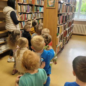 Dzieci oglądają bibliotekę.