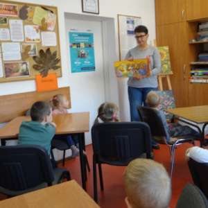 Bibliotekarka czyta przedszkolakom opowiadanie o jesieni