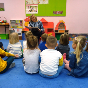 Bibliotekarka czyta dzieciom bajkę