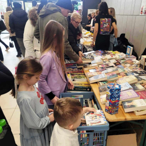 Dzieci i dorośli odwiedzający nasze stoisko