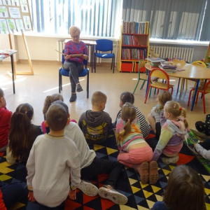 Bibliotekarka czyta przedszkolakom bajkę