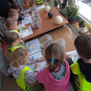 Przedszkolaki kolorują 