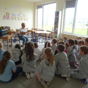 Bibliotekarka czyta bajkę