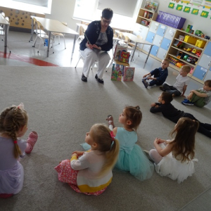 Bibliotekarka czyta przedszkolakom opowiadanie