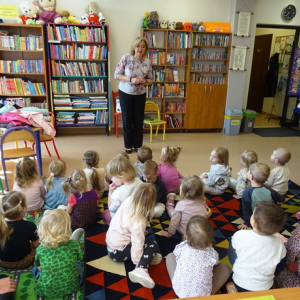 Bibliotekarka opowiada dzieciom o bibliotece
