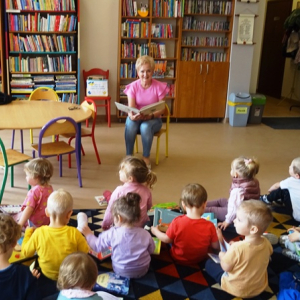 Bibliotekarka czyta dzieciom bajkę