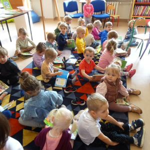 Dzieci odlądają książeczki