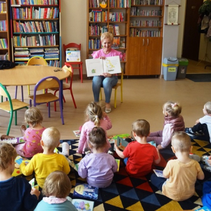 "Pszczółki" oglądają ilustrację