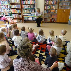 "Motylki" słuchają opowiadania