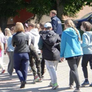 Uczniowie przechodzą przez ulicę