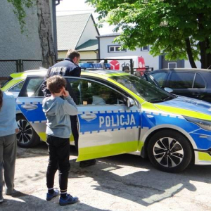 Dzieci oglądają radiowóz 