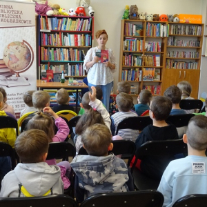 Autorka Agata Cieszyńska prezentuje dzieciom swoją książkę