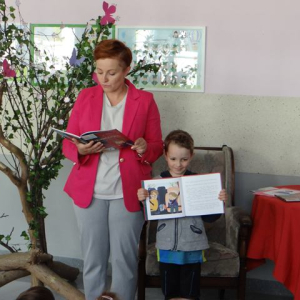 Pani Agata czyta przedszkolakom swoją książkę