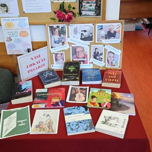 Wystawa zdjęć i książek pisarzy lokalnych w bibliotece w Kołbaskowie