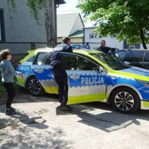 Uczniowie oglądają radiowóz policyjny