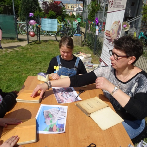 Na pikniku dzieci wykonują myszkę ze starej książki