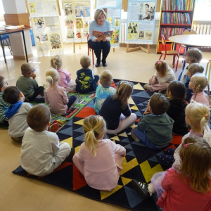 Bibliotekarka czyta przedszkolakom