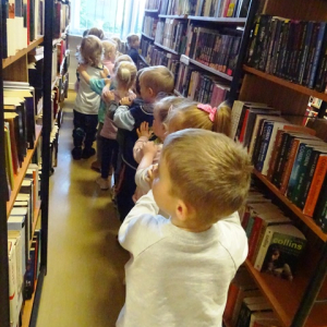 Dzieci oglądają bibliotekę
