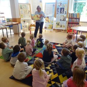 Bibliotekarka pokazuje książkę z obrazkami 