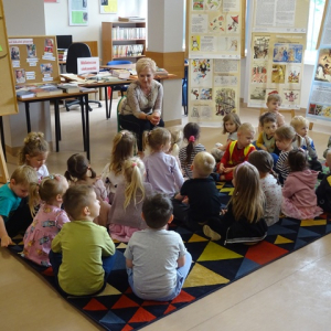 Bibliotekarka rozmawia z przedszkolakami